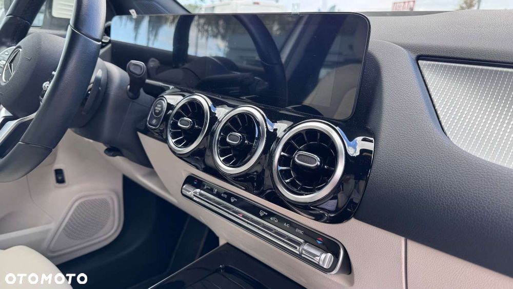 Mercedes-Benz GLA - 34