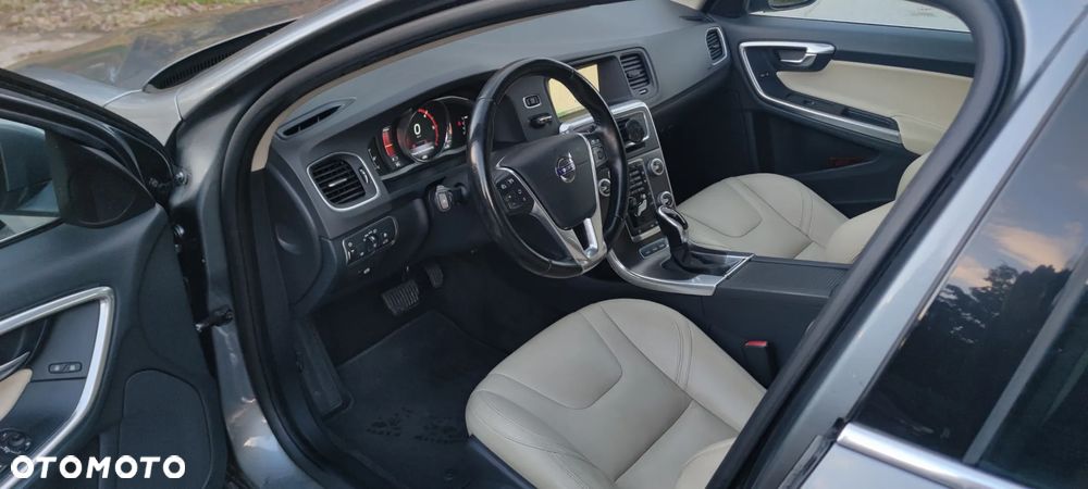 Volvo V60 D6 AWD Plug-in Hybrid Summum - 6