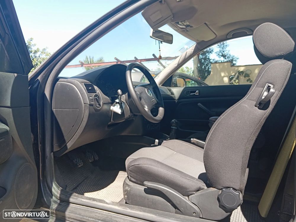 VW Golf 1.9 TDi 25 Anos - 14