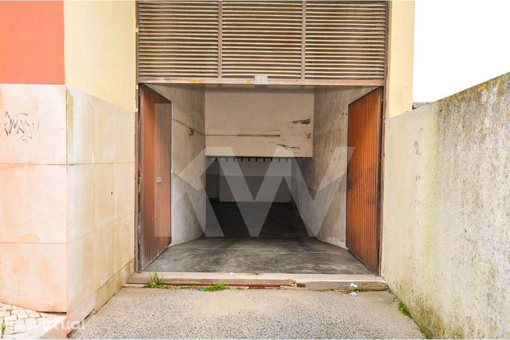 Garagem box com 23 m2 em estacionamento coletivo - Cacém - Grande imagem: 2/7