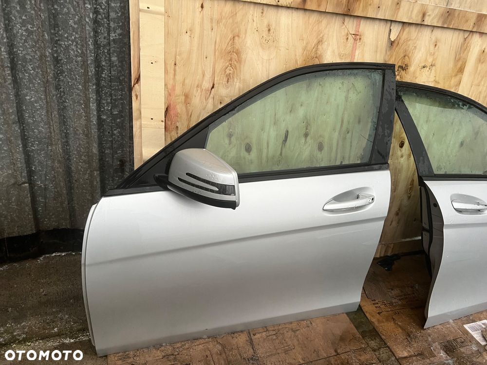 Mercedes w204 przód kompletny maska grill gril lampy lusterko c775 błotnik przedni prawy lewy przód zbiorniczek spryskiwaczy zderzak przedni pdc klapa bagażnika zderzak tył tylni lampa tył tylnią pas przedni kompletny z chłodnicami belka w204 c klasa próg zamek drzwi - 27