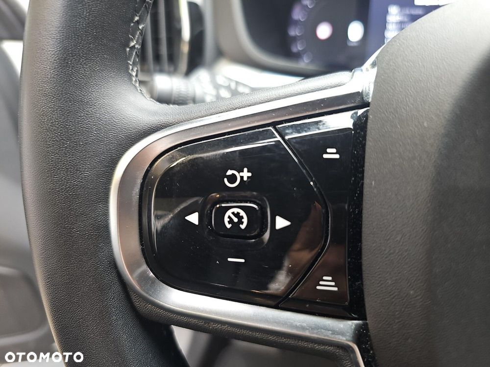 Volvo XC 60 B4 D Plus Dark - 17