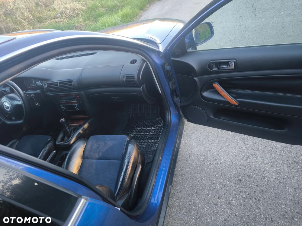 Volkswagen Passat 1.9 TDI Highline - 12