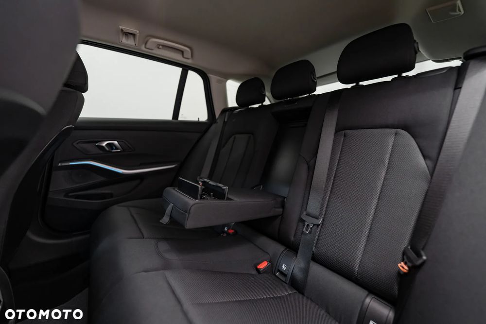 BMW Seria 3 330e PHEV xDrive - 41