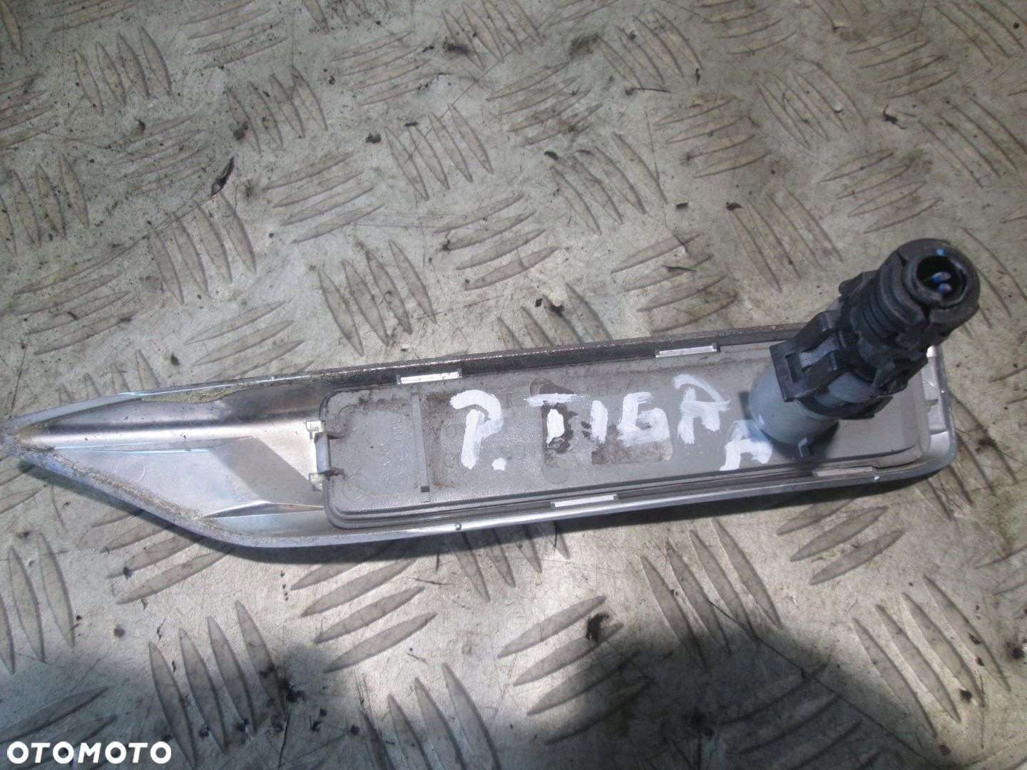 KIERUNKOWSKAZ PRAWY PRZÓD OPEL TIGRA B II 04- - 2