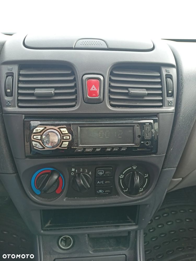 Nissan Almera - 10