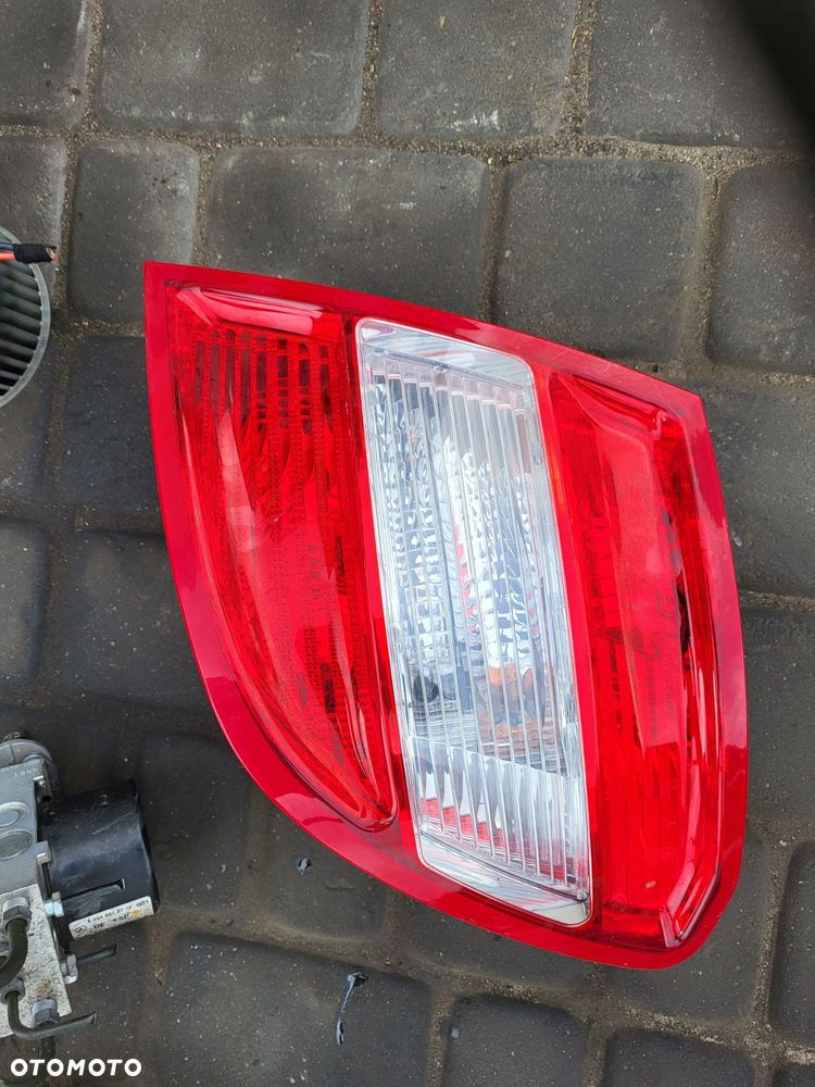 Lampa tyla prawa mercedes w 204 kombi c klasa 08r kompletna