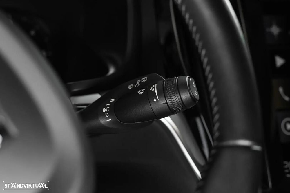 Volvo V60 2.0 B4 Momentum Geartronic - 32
