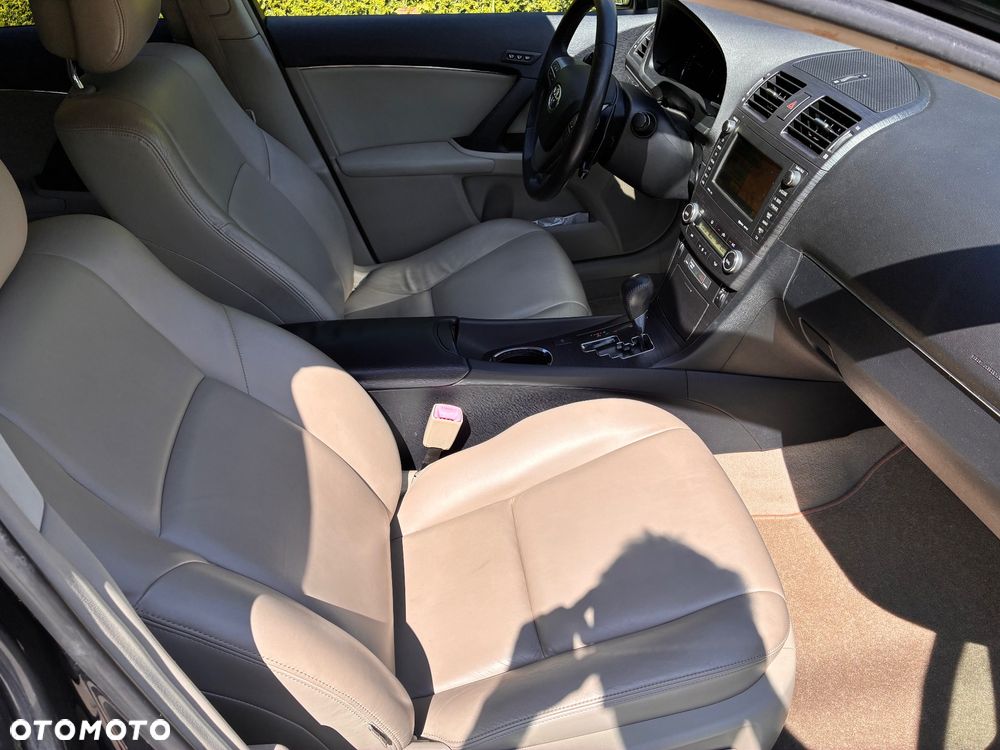 Toyota Avensis 2.0 Multidrive S Executive - 10