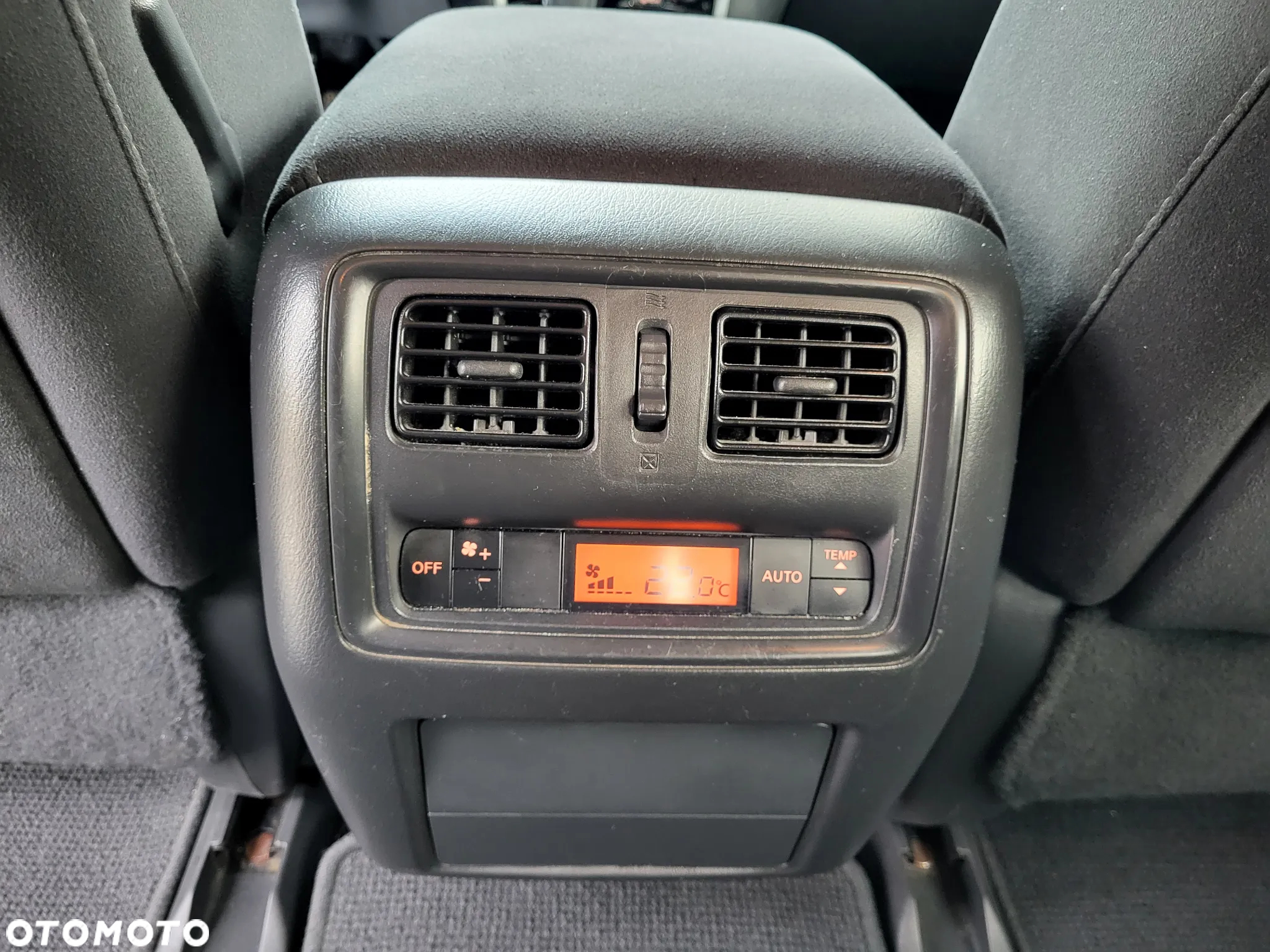 Nissan Pathfinder - 25