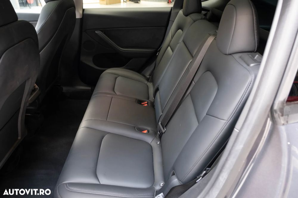 Tesla Model Y AWD Long Range - 16