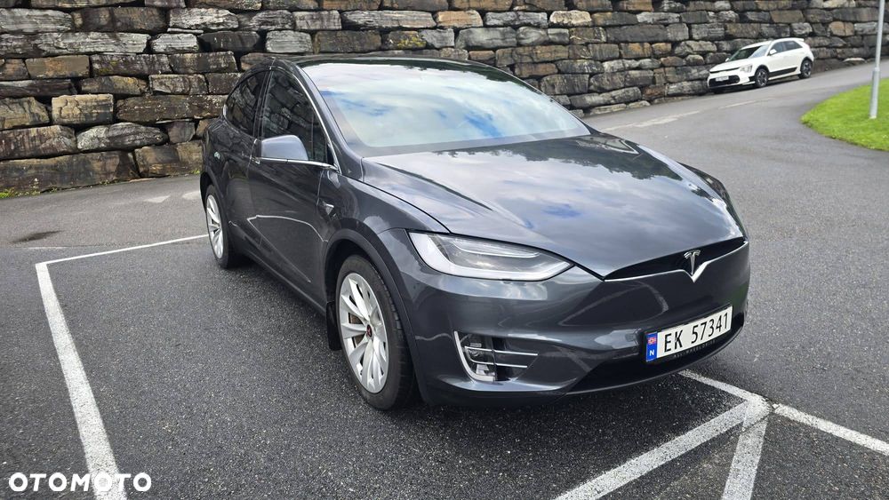 Tesla Model X - 3