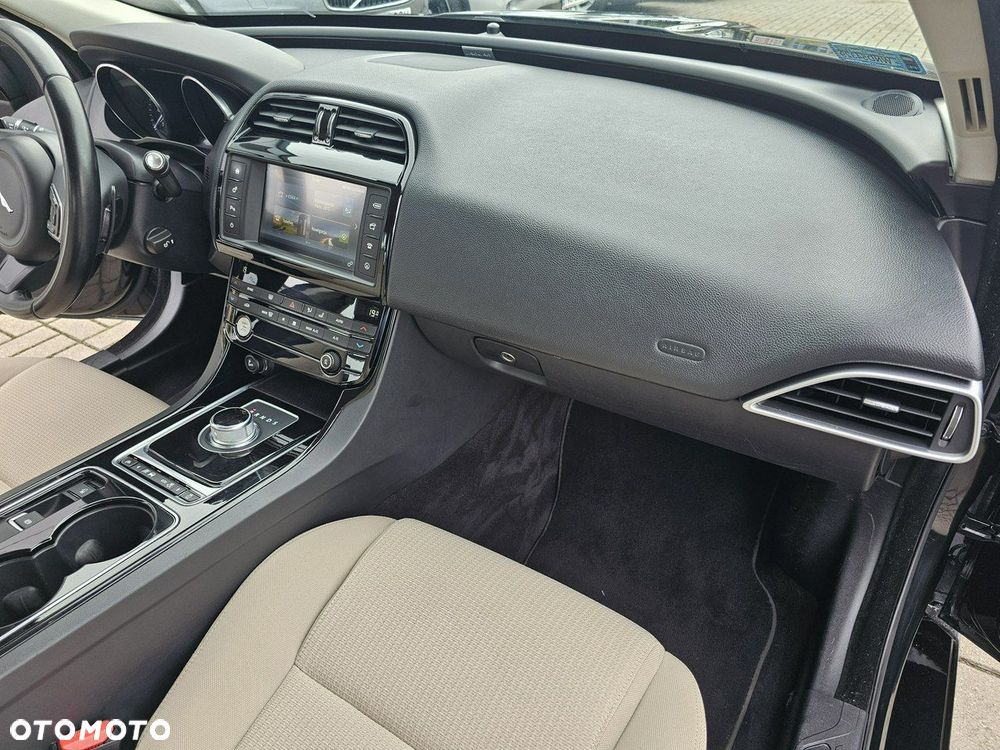 Jaguar XE 2.0 D AWD Portfolio - 27