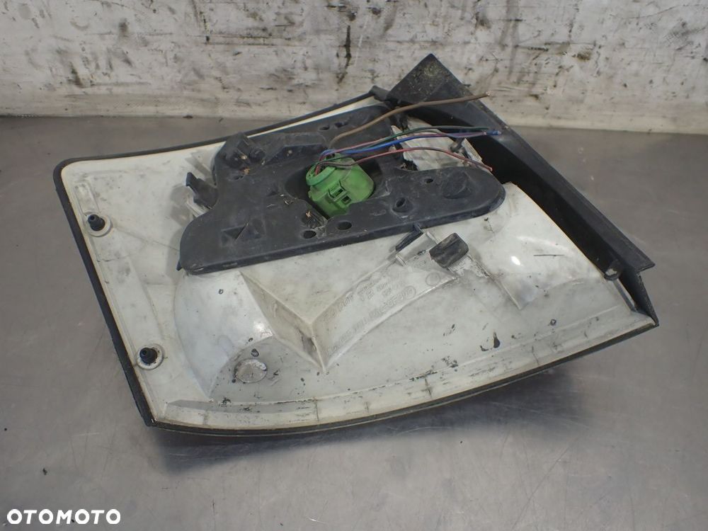 LAMPA PRAWA TYLNA AUDI A4 B6 2.5 TDI QUATTRO - 4