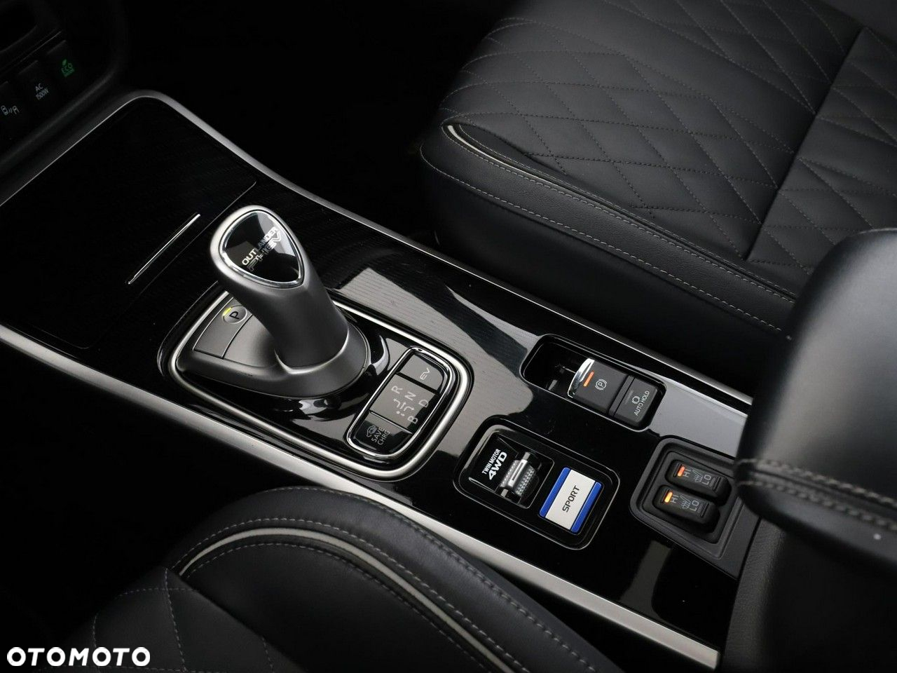 Mitsubishi Outlander 2.4 4WD Plug-In Hybrid Spirit - 32