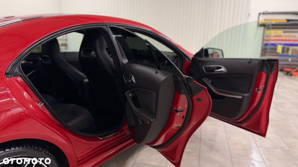 Mercedes-Benz CLA 180 AMG Line - 23