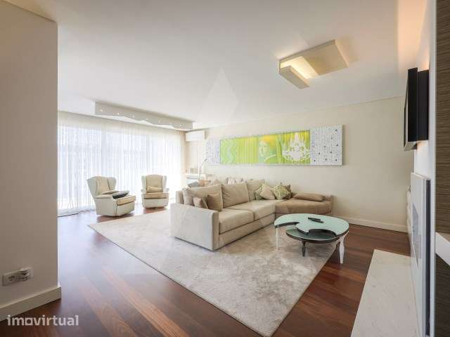 Apartamento T4 com 2 suítes e garagem fechada no centro do Porto - Grande imagem: 3/61