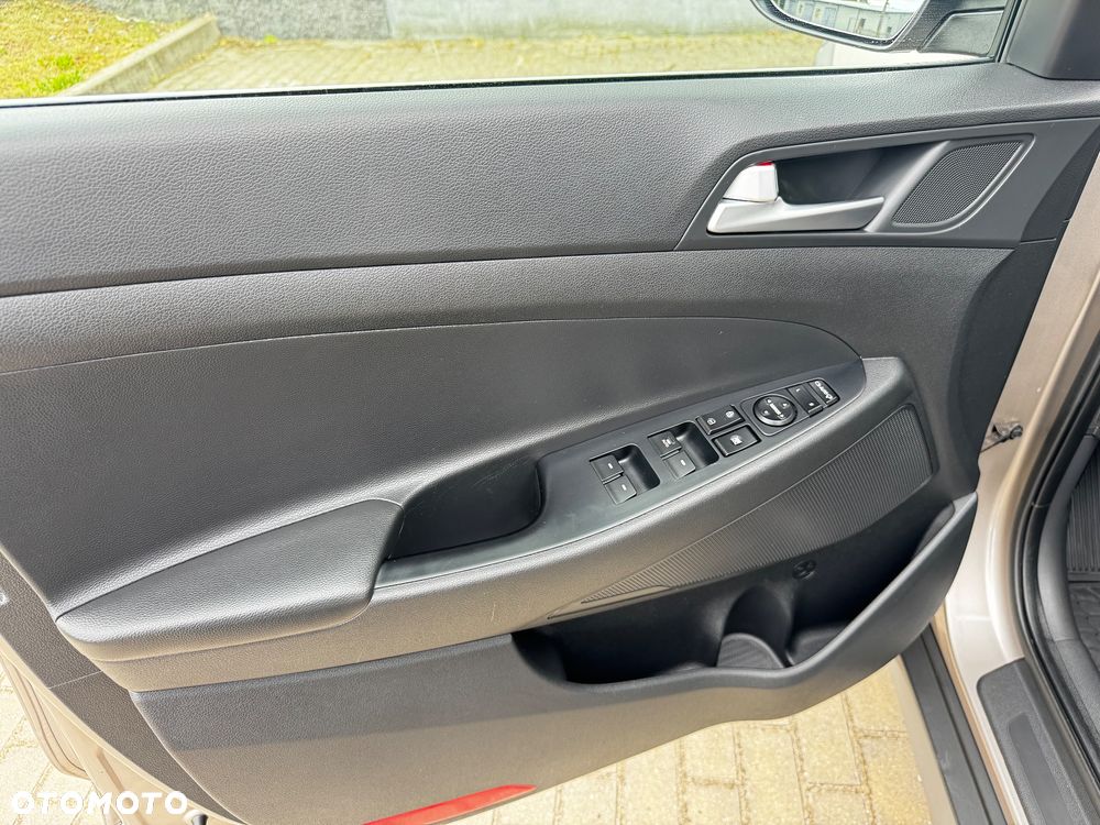 Hyundai Tucson 2.0 CRDI BlueDrive Style 2WD - 19