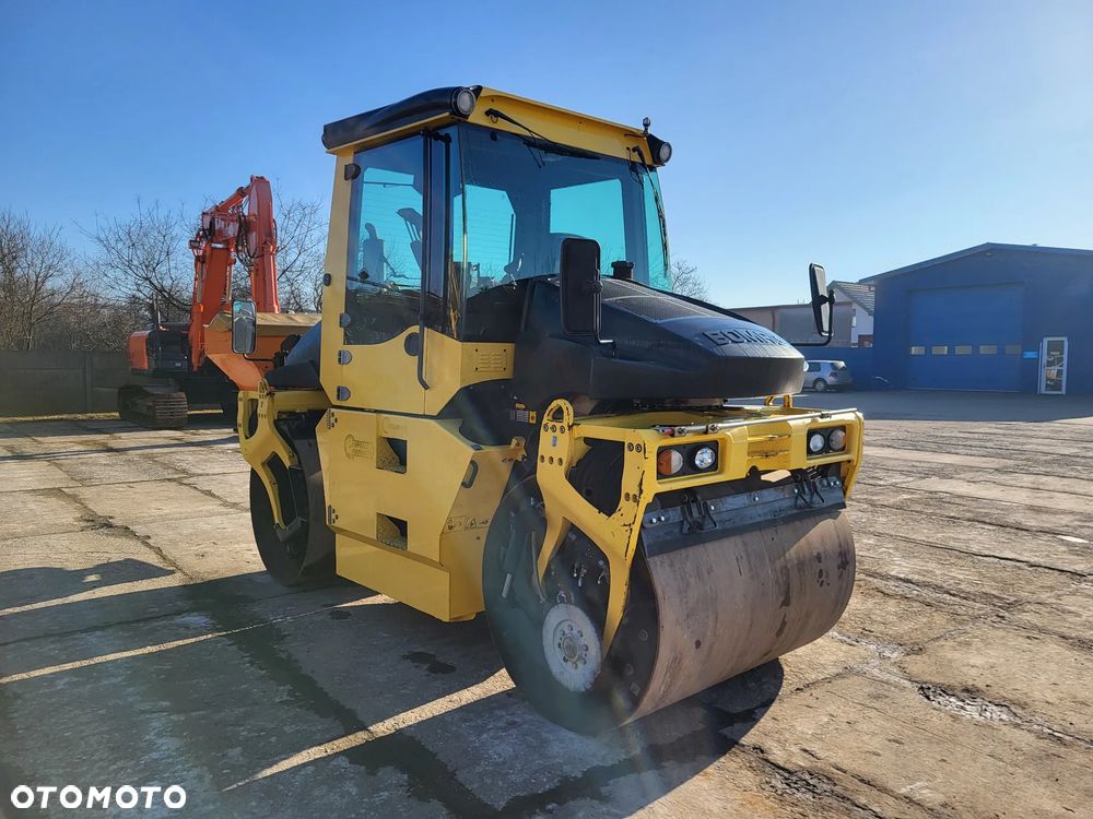 Bomag BW 154 AP 4 AM + rozsypywacz grysu z Niemiec - 8