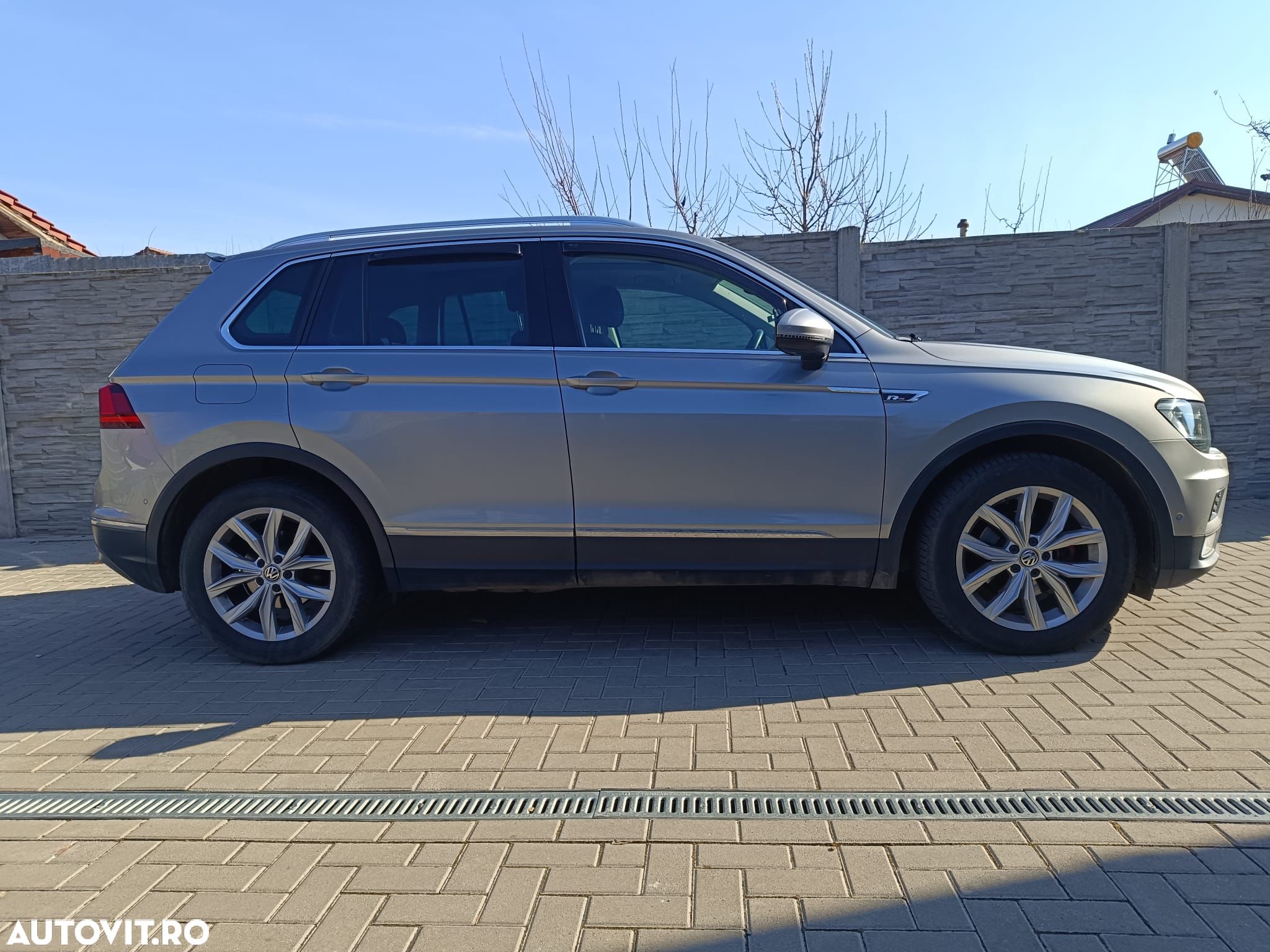 Volkswagen Tiguan - 1