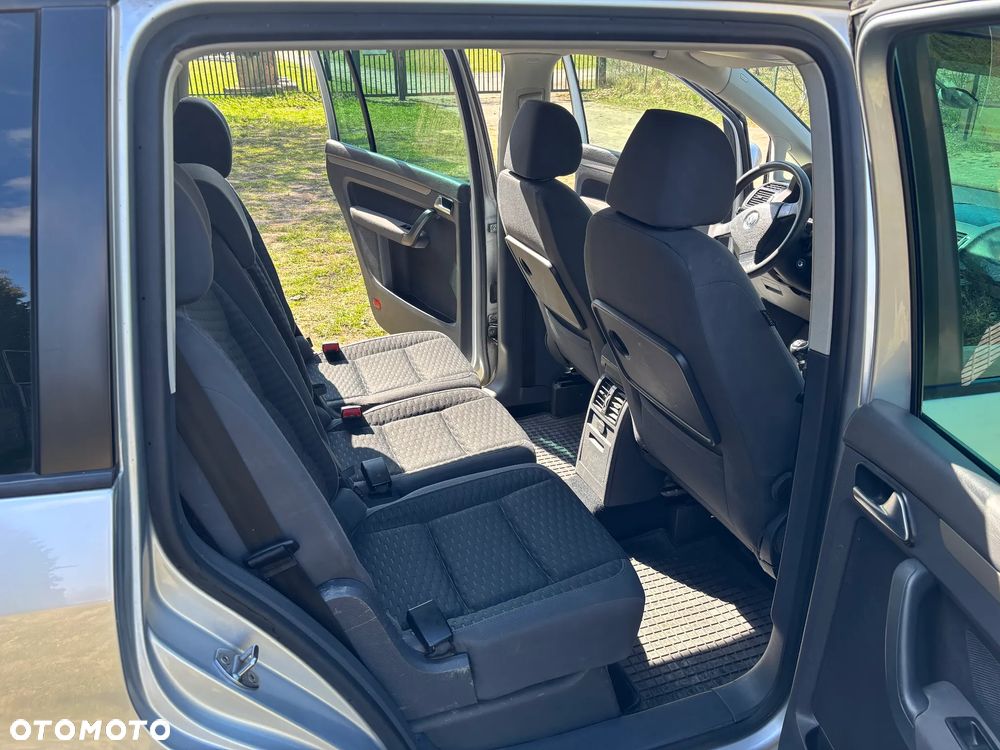 Volkswagen Touran 2.0 TDI DPF Highline - 12