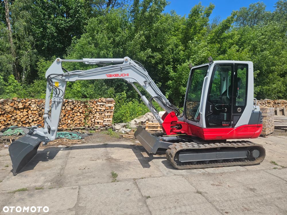 Takeuchi tb250 - 1