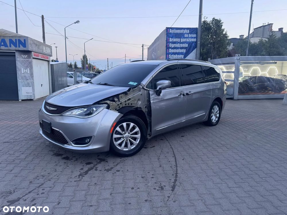 Chrysler Pacifica - 4
