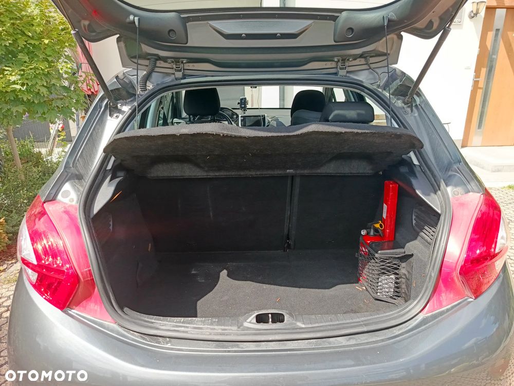 Peugeot 208 - 8