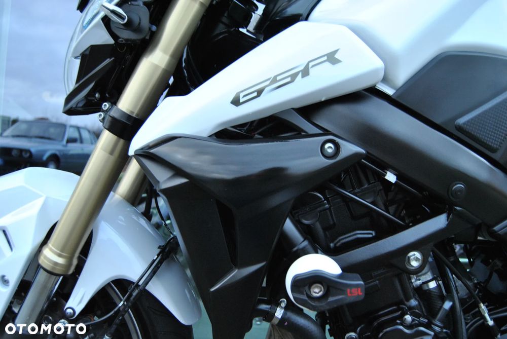 Suzuki GSR - 30