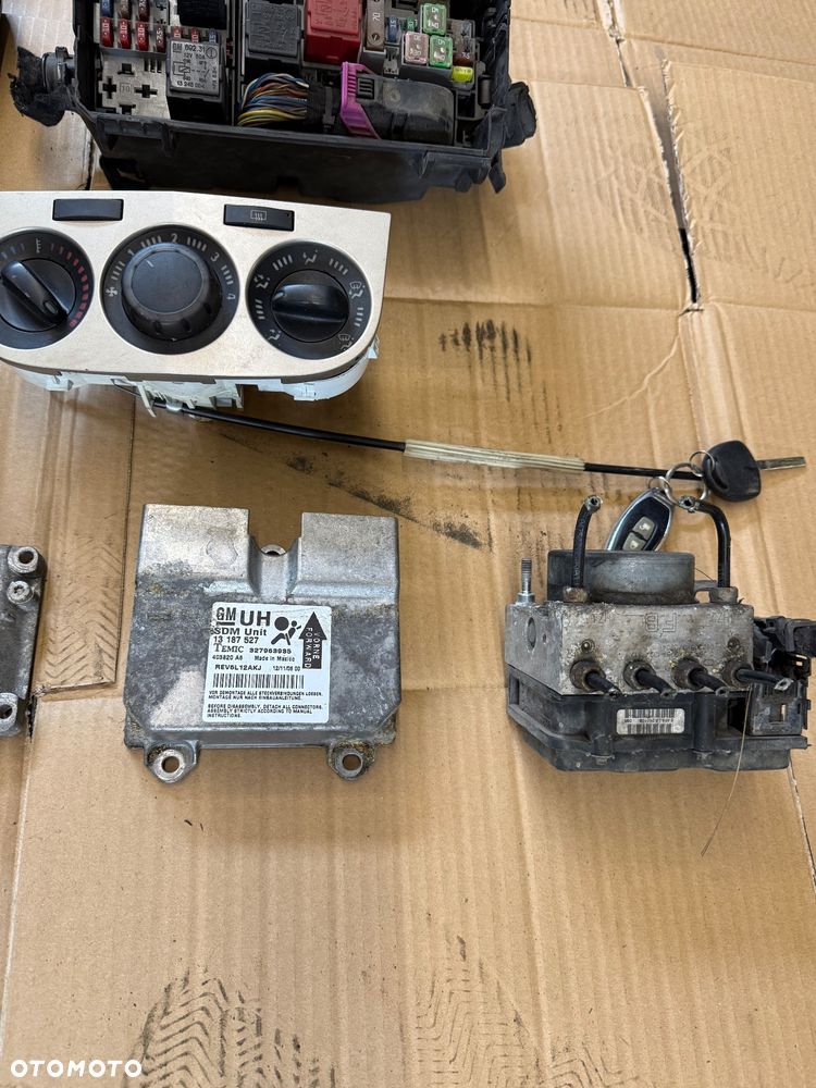 Opel Corsa d Poduszka powietrzna kierowcy  PA25060044 - 200 złoty  PA25060042 - 200 złoty  Pompa abs - 0265800422 - 250 złoty Skrzynka bezpieczników GM13142240 - 150 złoty  Skrzynka bezpieczników 1327387EA - 100 złoty  Sterownik silnika 0261208940 - 300 złoty  Moduł poduszek 327963935 - 150 złoty Panel sterowania nawiewu 16774010 - 150 złoty  Skrzynka bezpieczników - 100 złoty  Poduszka powietrzna pasażera 13152361 - 100 złoty  Radio 344183129 - 150 złoty  Manetki przełącznik zespolony 12274700 - 150 złoty Licznik 1303304 ( 2 sztuki) - 150 złoty (sztuka)  Włącznik świateł 13204952 - 100 złoty  Mechanizm wycieraczek 13182340 -100 Złoty  Lewarek biegów automat 13209263 - 100 złoty  Pedały 1401740 - 150 złoty - 10
