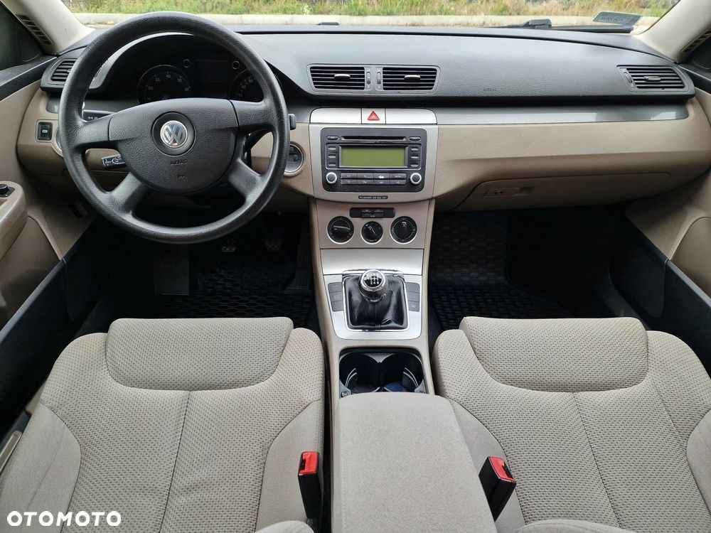 Volkswagen Passat 1.6 FSI Comfortline - 10
