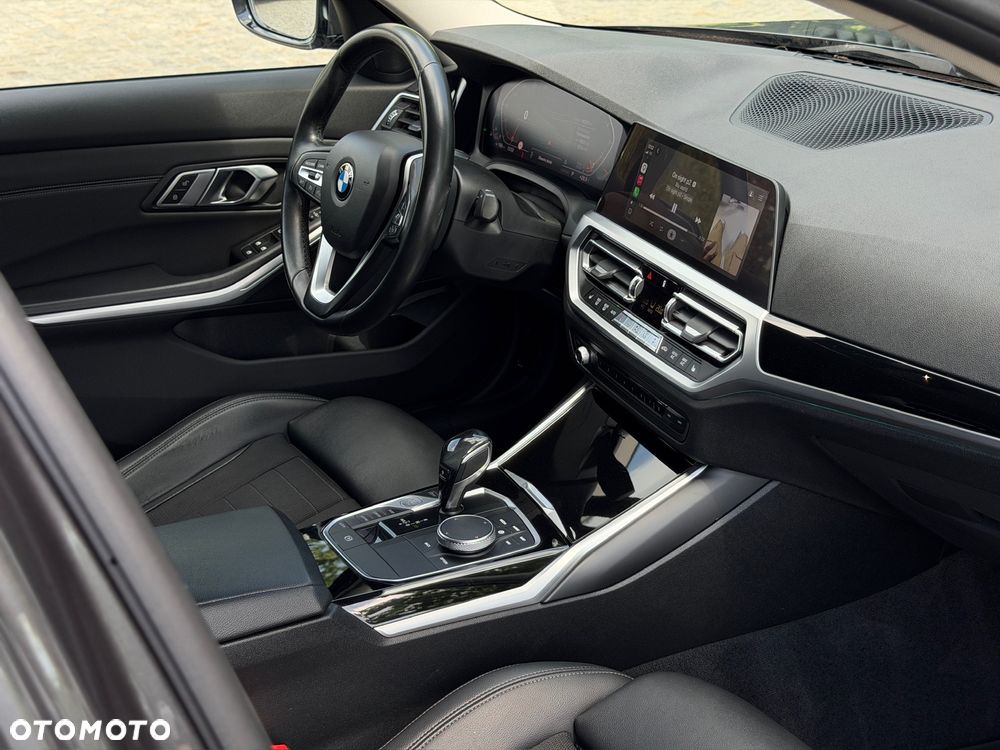 BMW Seria 3 330i Sport Line - 31
