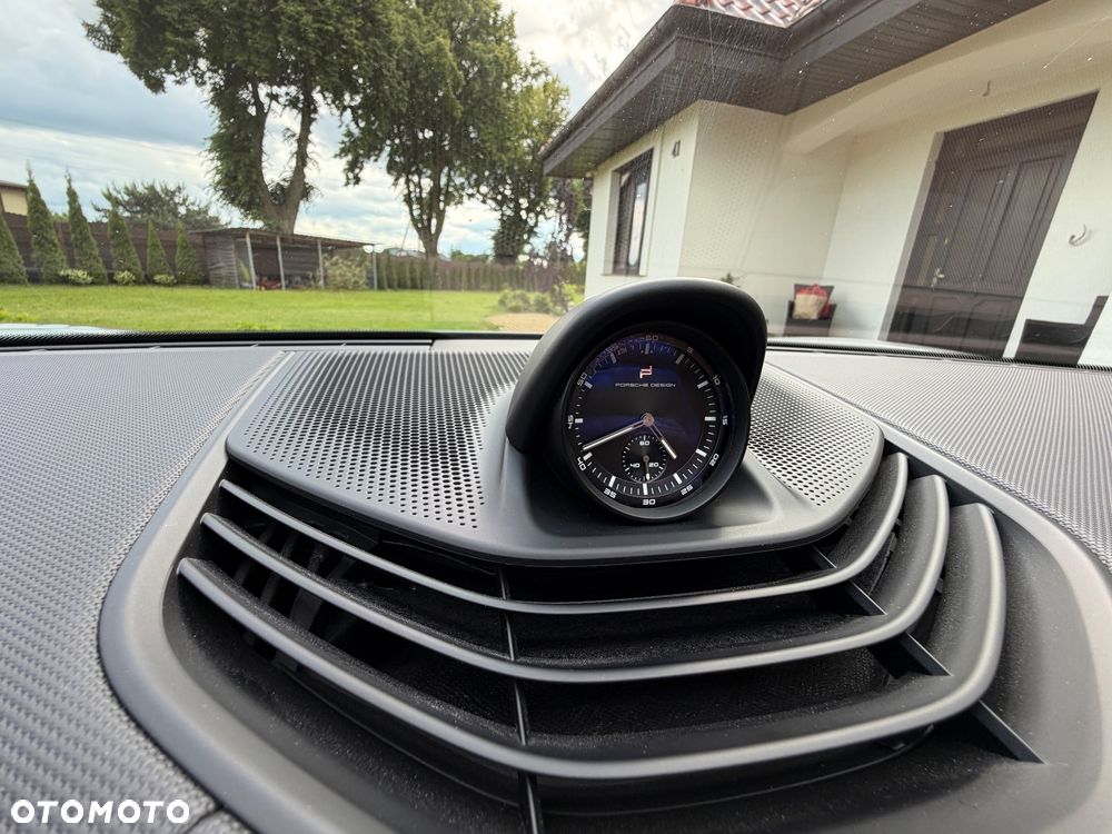 Porsche Taycan - 17