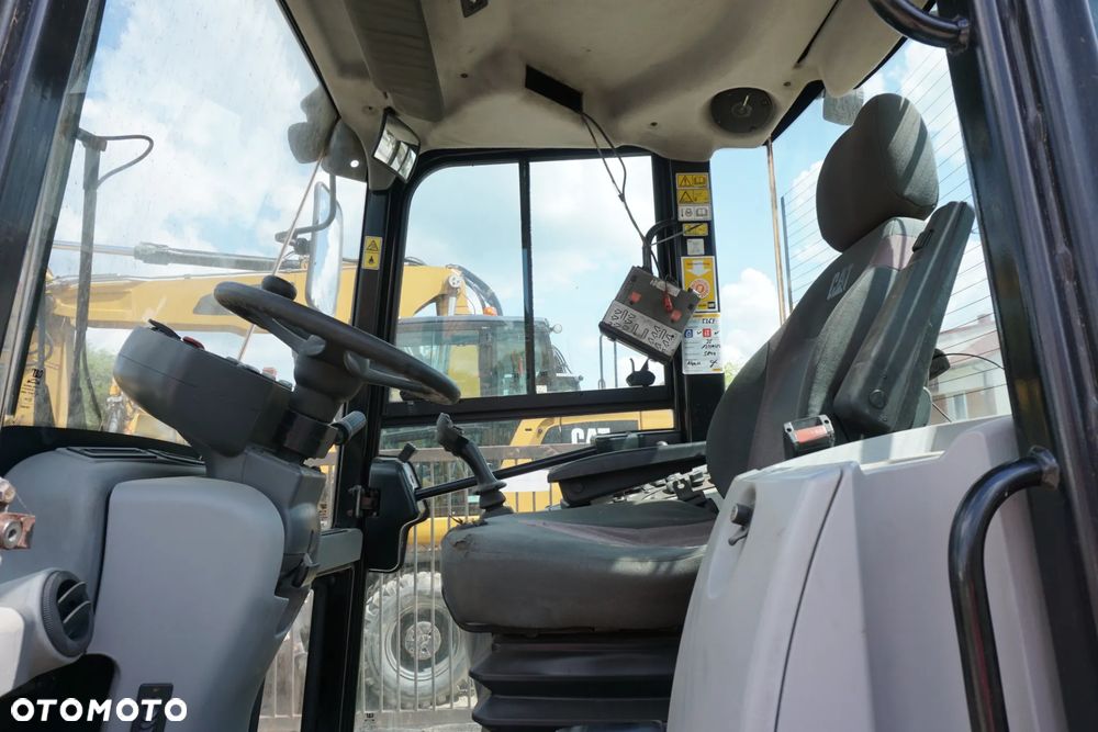 Caterpillar CAT 908 M - 9