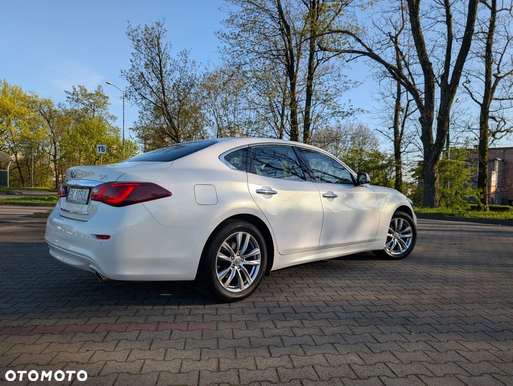 Infiniti Q70 - 1