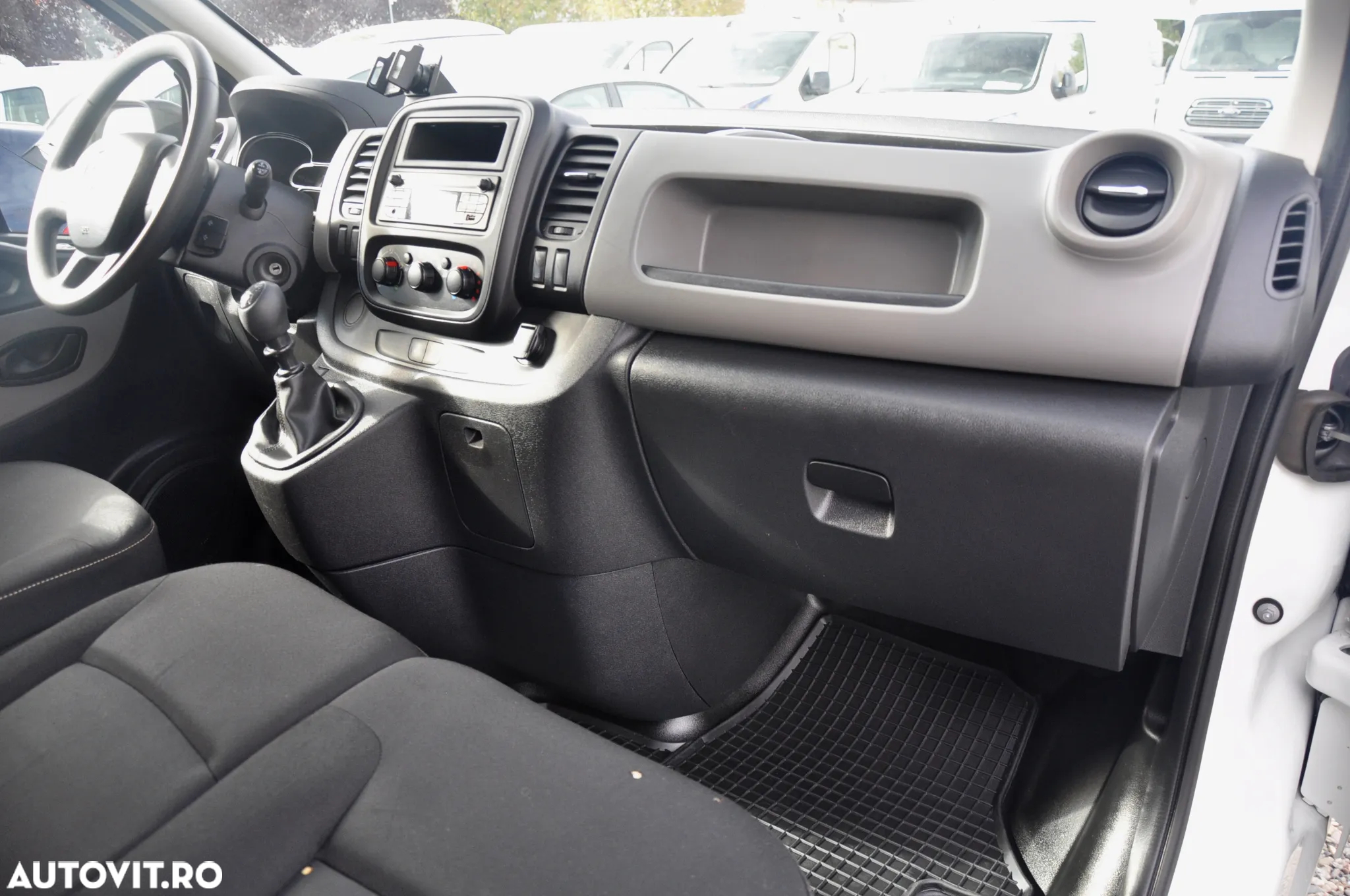 Renault Trafic Van - 14