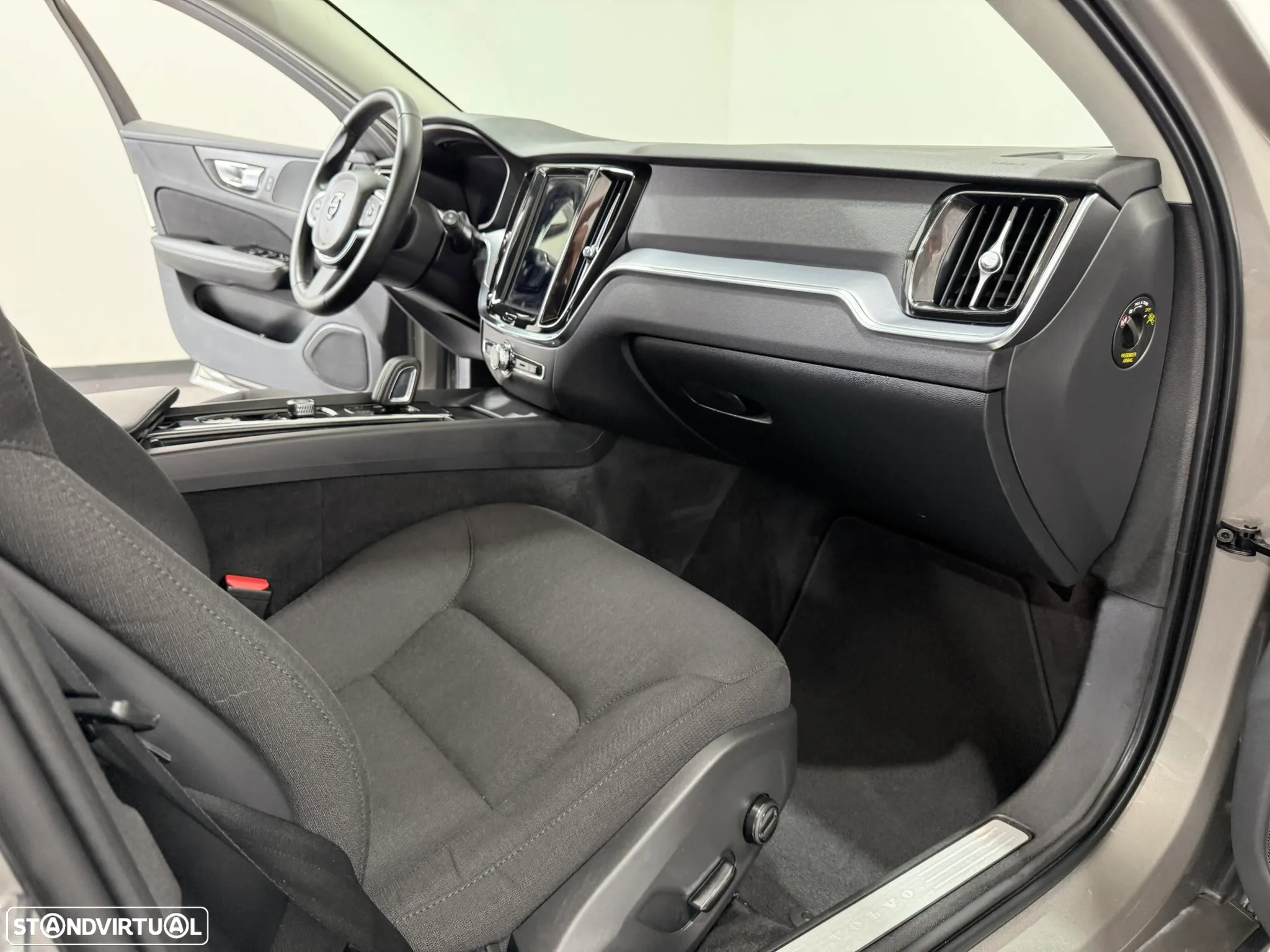 Volvo V60 2.0 B4 Momentum Geartronic - 37