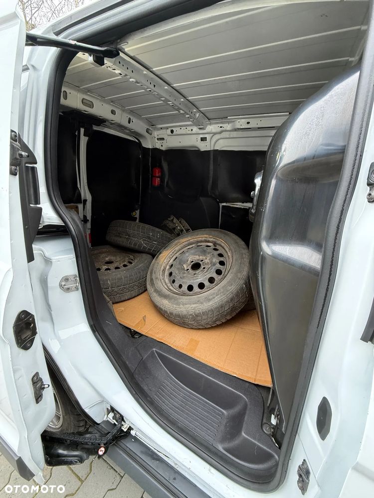 Ford Transit Courier - 13