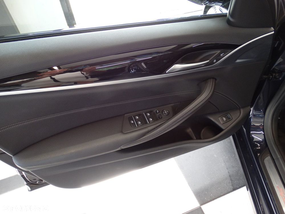 BMW Seria 5 525d Luxury Line sport - 16