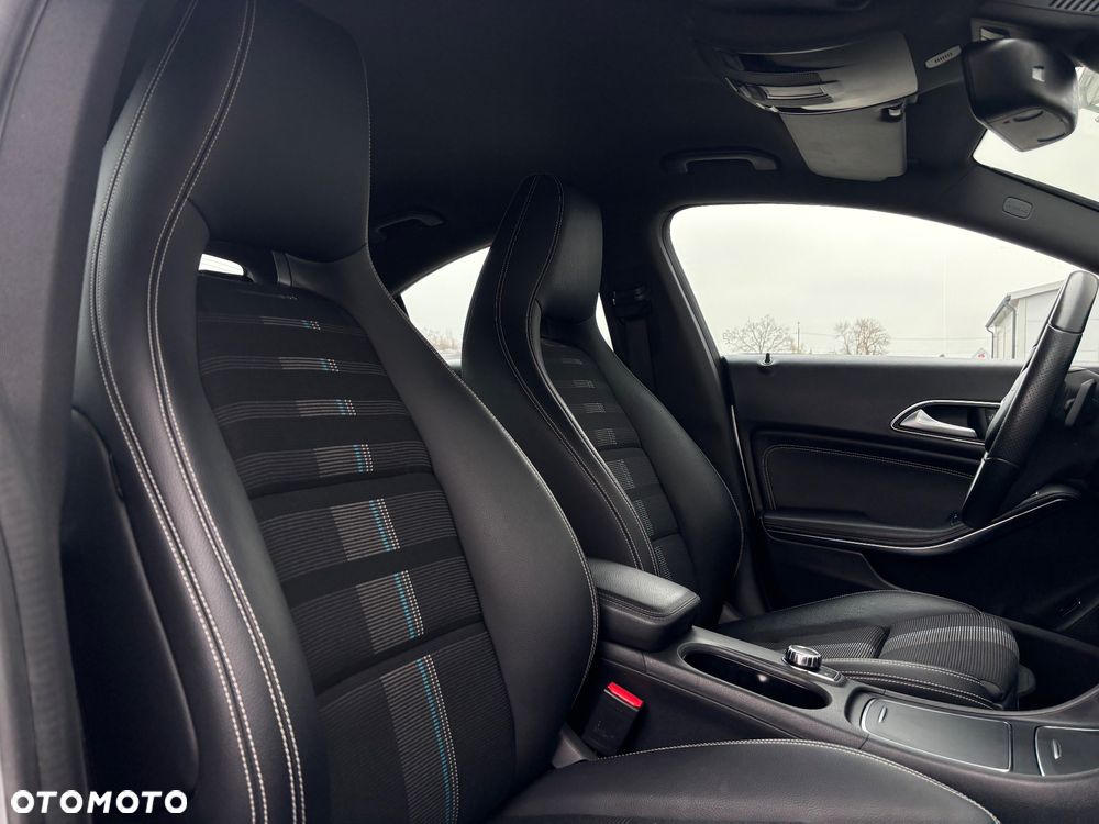 Mercedes-Benz CLA 180 7G-DCT Urban - 33