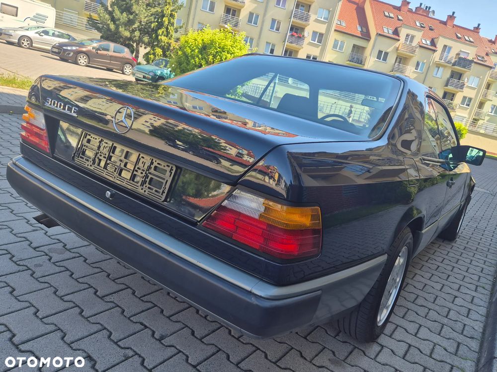 Mercedes-Benz W124 1987 photo 3
