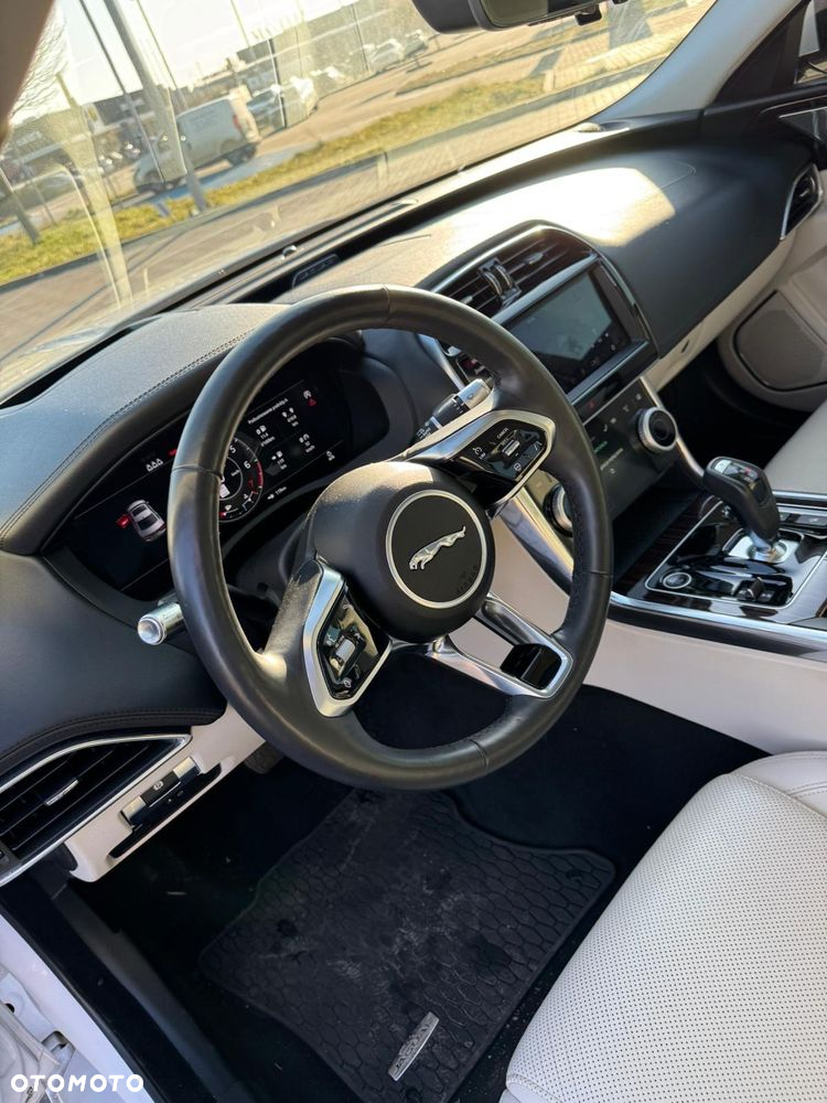 Jaguar XE - 16