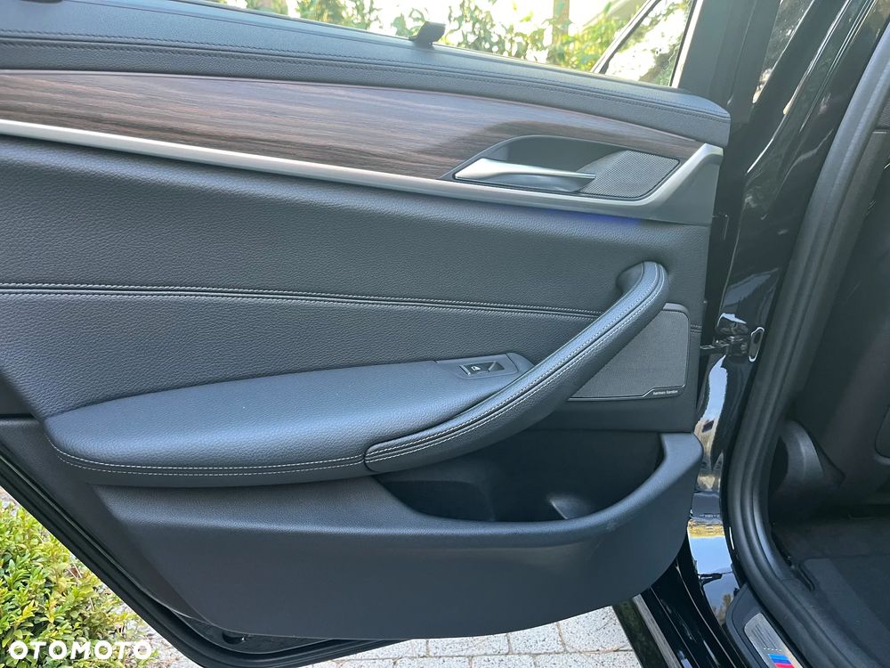 BMW Seria 5 M550i xDrive sport - 25