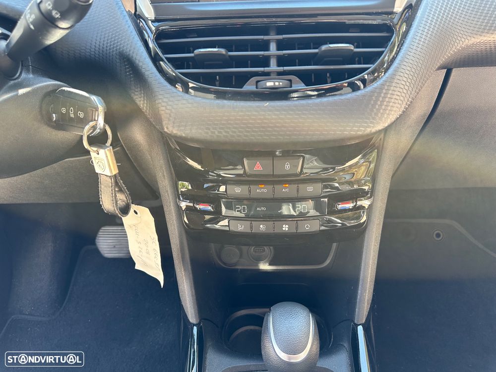 Peugeot 2008 1.2 PureTech Allure EAT6 - 19