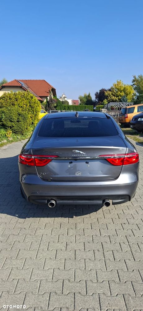 Jaguar XF 30d Prestige - 8