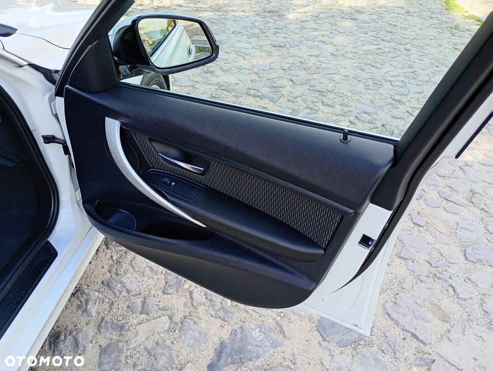 BMW Seria 3 318d DPF - 30