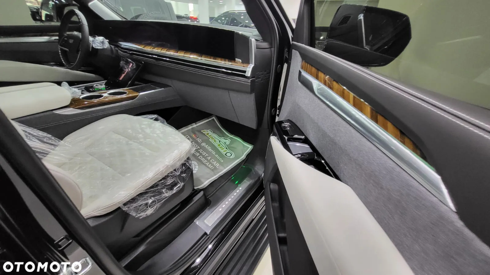 Cadillac Escalade - 36