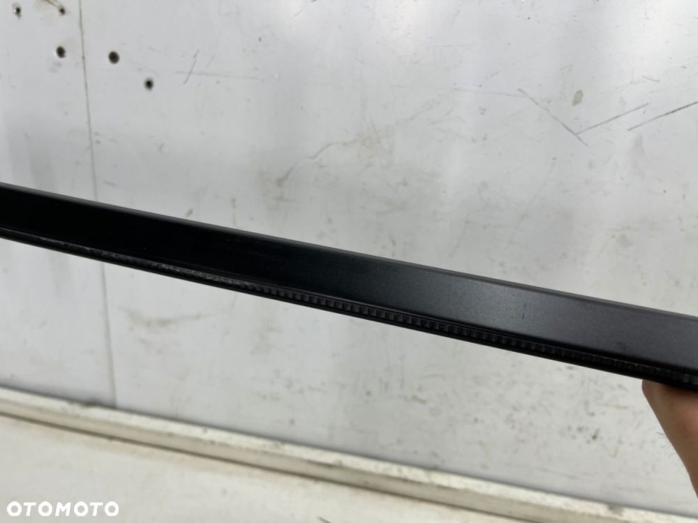 Listwa Porsche Macan 95b 14r czarny mat prawa przednia listwa zgarniająca uszczelka zewnętrzna drzwi - 8