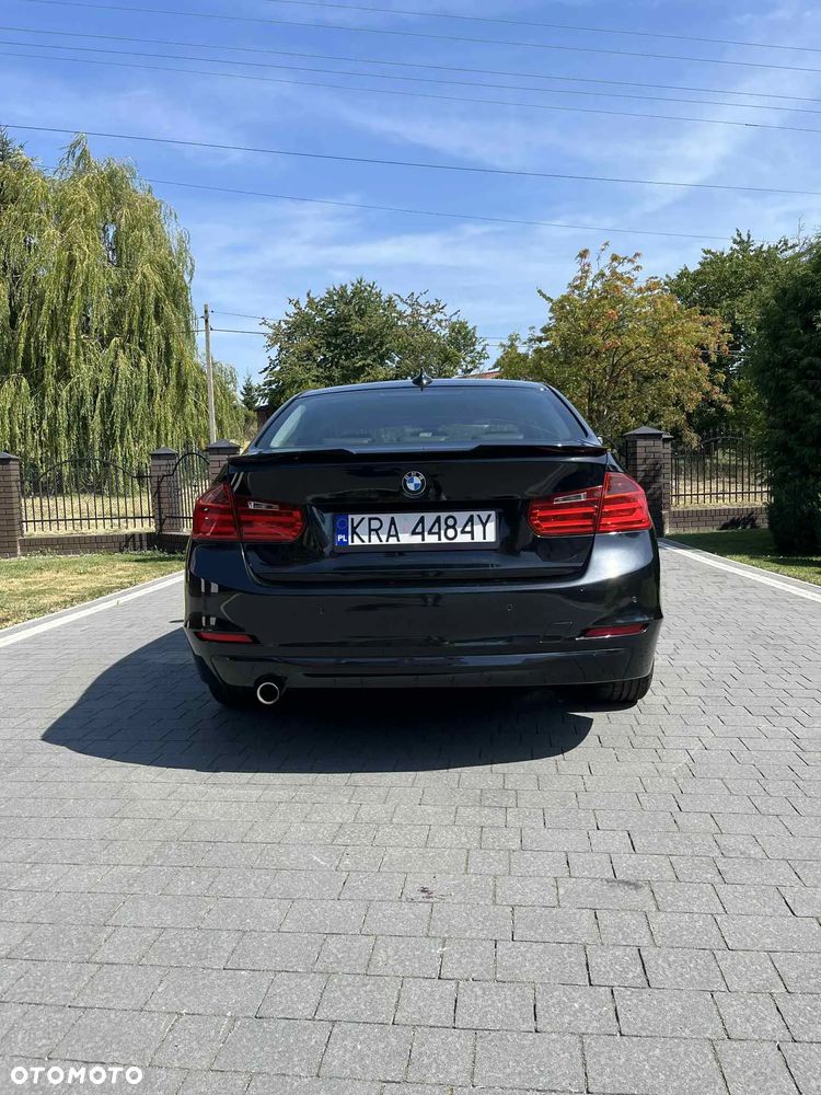 BMW Seria 3 318d Sport Line - 12