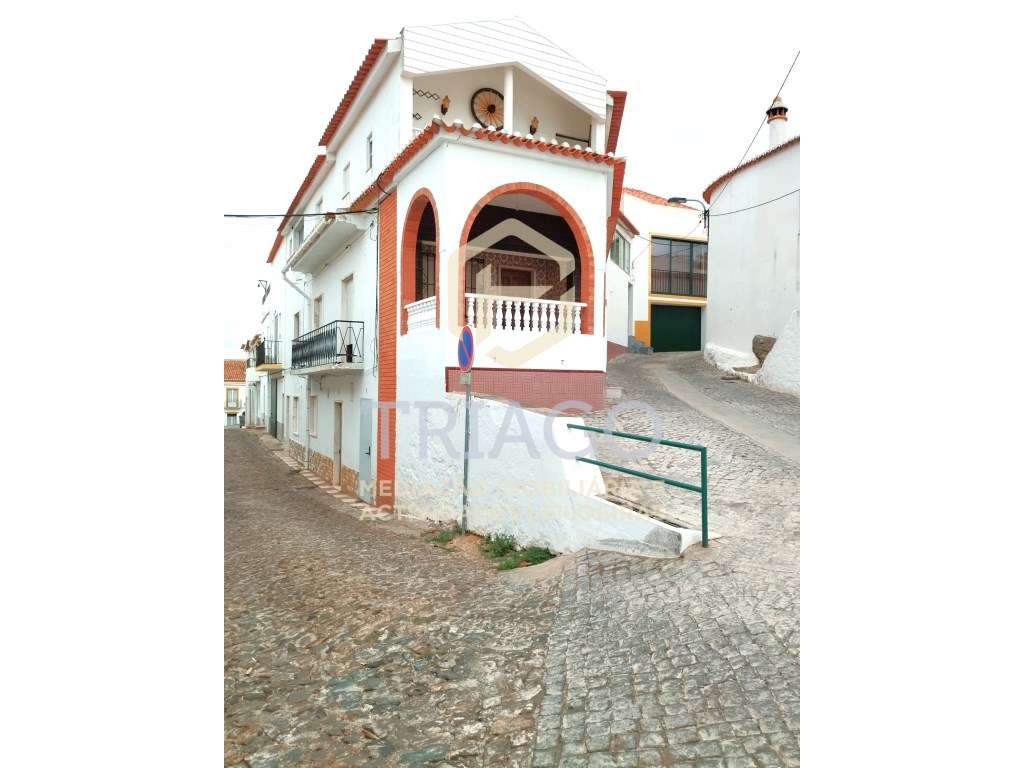Moradia com 3 pisos com entradas independentes - Grande imagem: 3/44